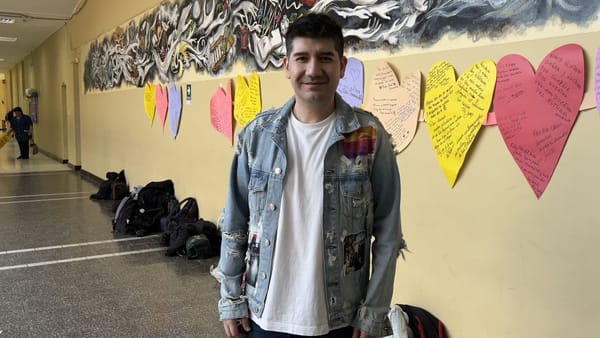 Nicolás Alarcón impulsa la reflexión y el bienestar en el Liceo Experimental UMAG con charlas motivacionales